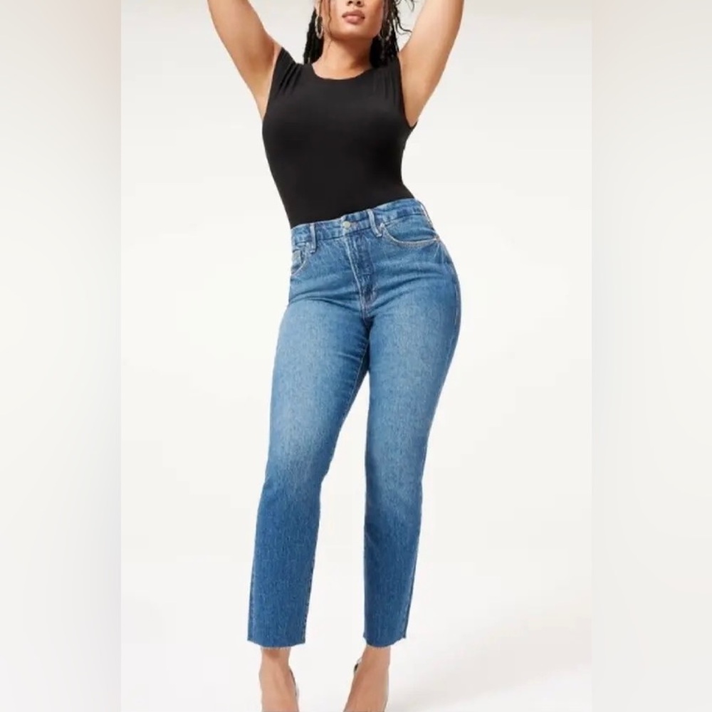 NWT Good American Good Classic High-Rise Blue940 Raw Hem Jeans